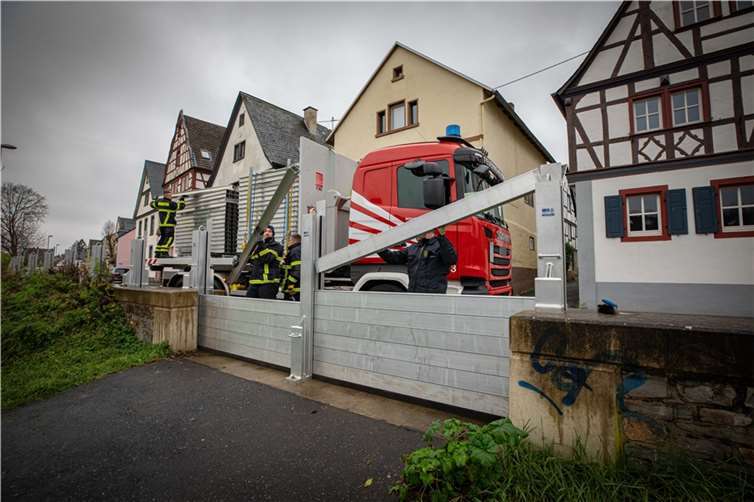 Aufgrund des steigenden Rhein-Hochwassers, für das am Samstag der Höchstand erwartet wird, hat die Feuerwehr Koblenz Teile der Hochwasserschutzwand im Stadtteil Neuendorf, zuletzt am Donnerstag, montiert. Foto: Stadt Koblenz/Andreas Egenolf
