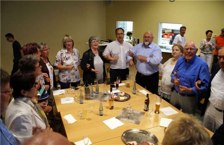 Aufgrund des überraschend deutlichen Ergebnisses versammelten sich Freunde und Unterstützer von Ortsbürgermeister Marco Seidl kurzfristig zu einer Wahlparty. Fotos: KH
