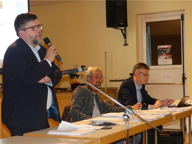 Aufgrund des wahrscheinlichen Rekorddefizits, gab es bei der Verbandsgemeinderatssitzung unter der Leitung von BM Wolfgang Lambertz, betretene Gesichter.Foto: TE