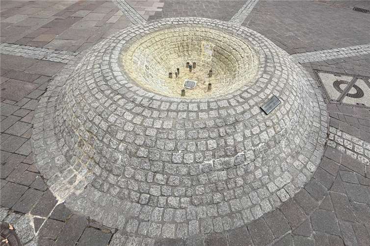 Aufgrund einer Beschädigung in der Nacht vom 10. auf den 11. April fehlen dem Entenbrunnen derzeit die Figuren und das Wasser. Die Reparatur läuft. Foto: Stadt Koblenz/ Julian Häuser