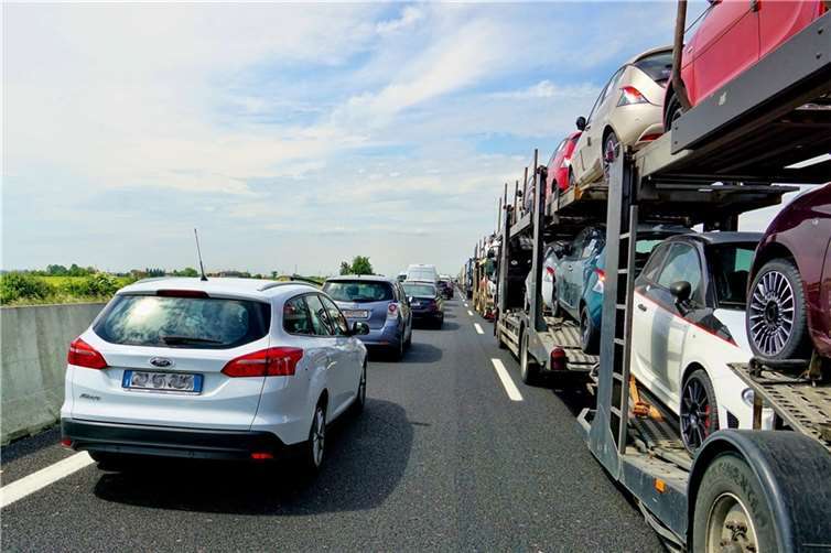 Aufgrund einer Ölspur von 800 Metern Länge kam es zu erheblichen Verkehrsbehinderungen. Foto: Symbolbild / pixabay.com