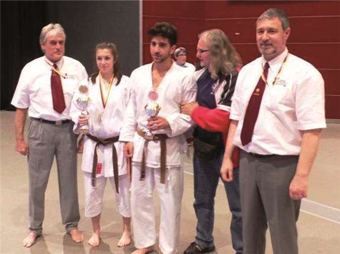 Aufgrund ihrer Trainingsleistungen und sehr guter Ergebnisse bei Meisterschaften wurden Helena Pijcic (2.v.l.) und Hamid Jofoua (3.v.l.) für die Europameisterschaften nominiert. privat