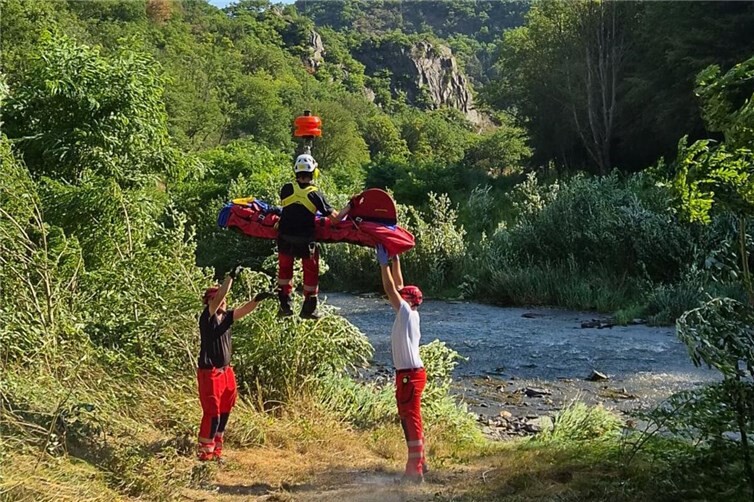 Aufgrund unwegsamen Geländes wurde ein erkrankter Wildcamper mit einem Rettungshubschrauber mit Rettungswinde aus dem Langfigtal gerettet. Foto: Stephan Knieps / FFW VG Altenahr