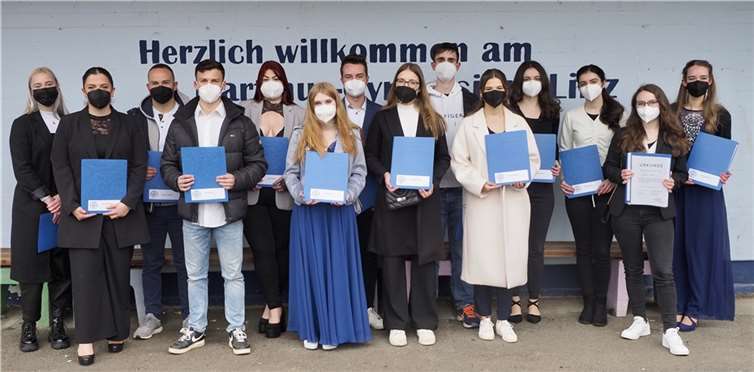 Alle 59 jungen Menschen haben es geschafft Aufgrund von Corona wurde die Zeugnisübergabe in Gruppen und auf dem Schulhof durchgeführt. Fotos: privat
