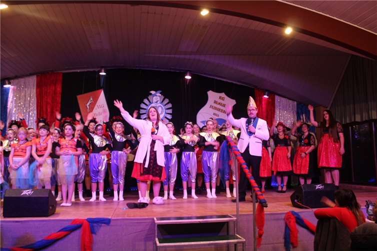 Aufmarsch aller Aktiven und der Obermöhn Jana Luxem und dem Sitzungspräsidenten Sebastian Luxem.  Fotos: privat