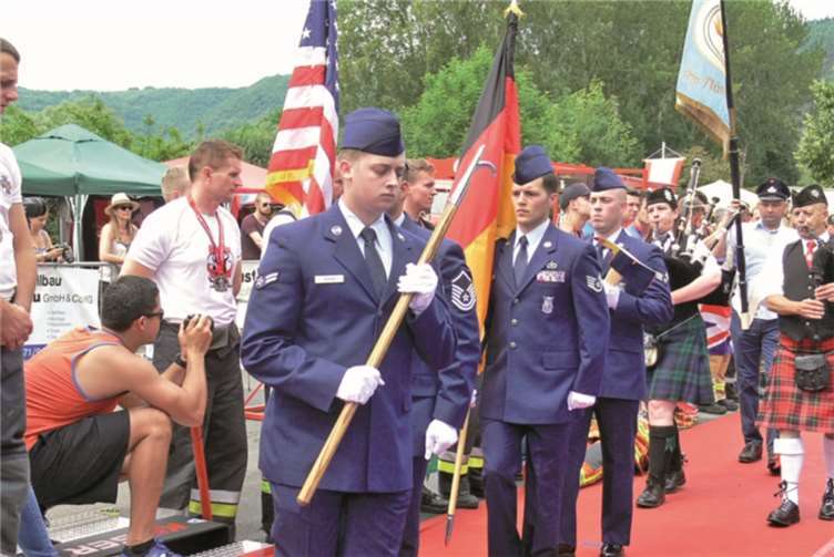 Aufmarsch der deutsch-amerikanischen Feuerwehrehrengarde zu den Klängen der Moselkrampen Lowland-Piper.
