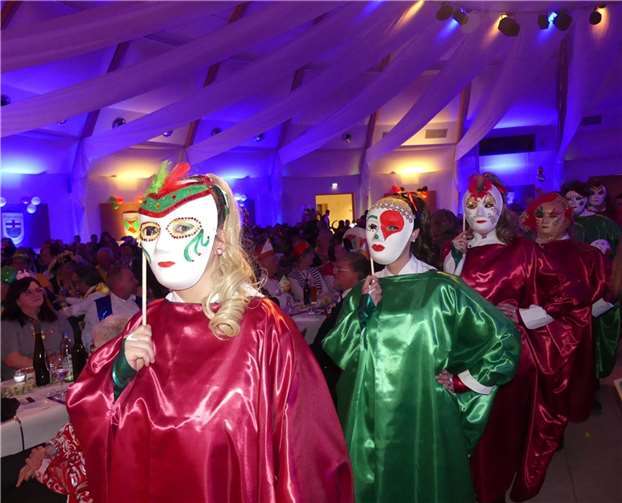 Aufmarsch zum Maskentanz.