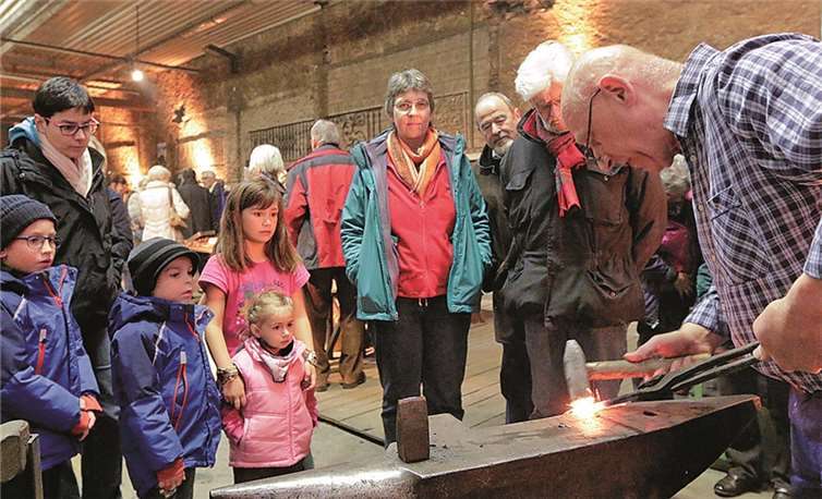 Aufmerksam beobachteten Jung und Alt die Arbeit am glühenden Stahl. Creative-Picture Lamberz