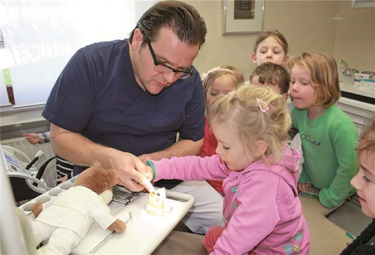Aufmerksam beobachteten die Kita-Kinder aus Bad Bodendorf, was Dr. Richard Loy Ihnen zeigte.privat