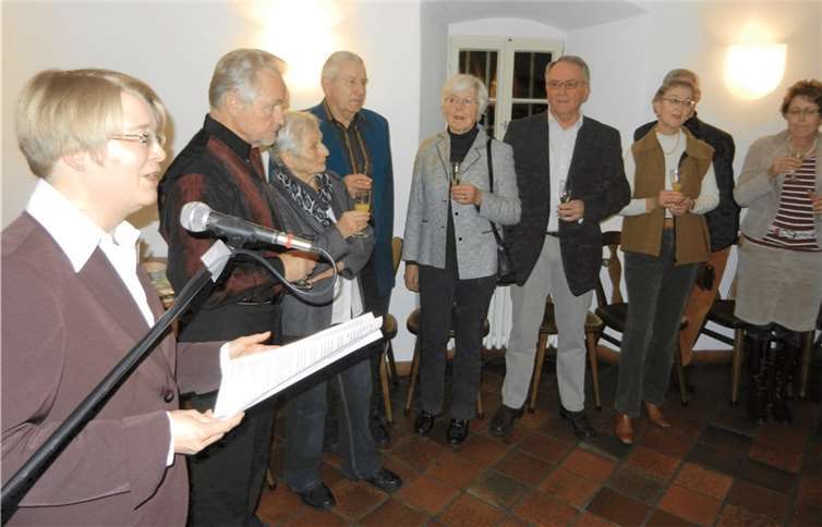 Aufmerksam folgen die Gäste der Begrüßung durch Dr. Maria Burger. Privat