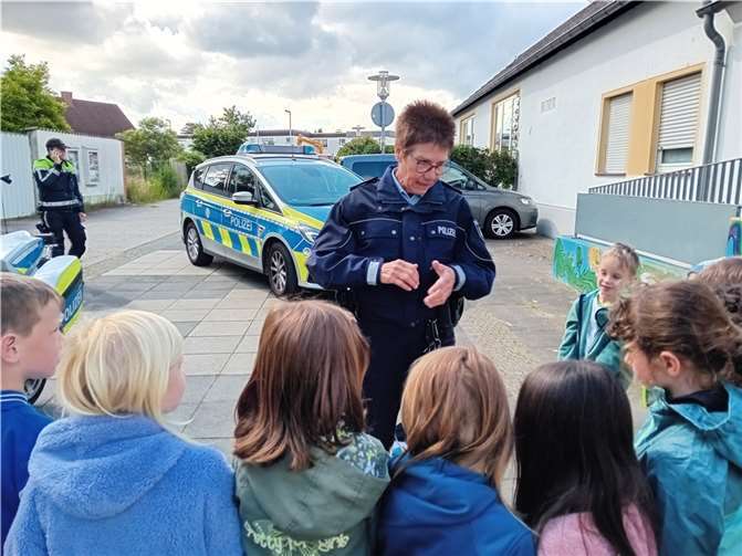 Aufmerksam folgen die Vorschulkinder der Polizistin und ihren Erklärungen. Foto: Stadt Meckenheim