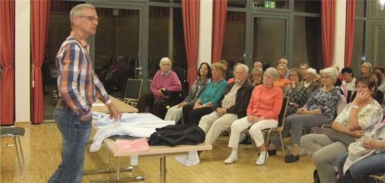 Aufmerksam folgten die Zuhörer den Ausführungen von Klaus Aurnhammer. privat