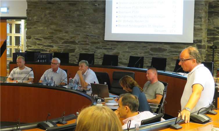 Aufmerksam hören sich die städtischen Vertreter die Anmerkungen und Bedenken der Bürger an.