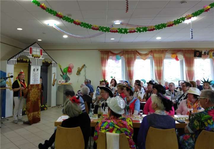 Aufmerksam hörte das Publikum zu.