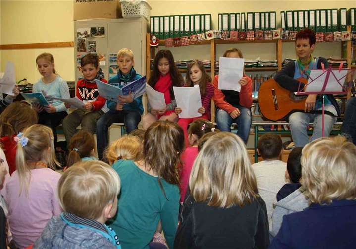 Aufmerksam hörten die anderen Kinder den Vorleserinnen und Vorlesern aus den vierten Klassen und der Klasse 3c zu. privat