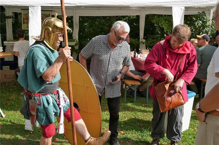 Buntes römisches Leben am Wachtturm WP 1/43 Aufmerksam hörten kleine und große Besucher zu, wenn die Aktiven aus der Zeit um Christi berichteten.