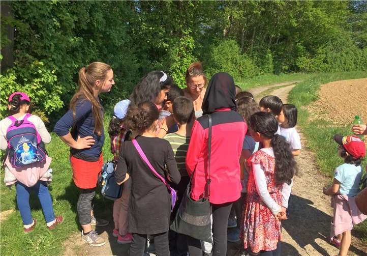 Aufmerksam lauschen die Kinder den Erklärungen der Biologin Silvia Johna. Stadt Meckenheim
