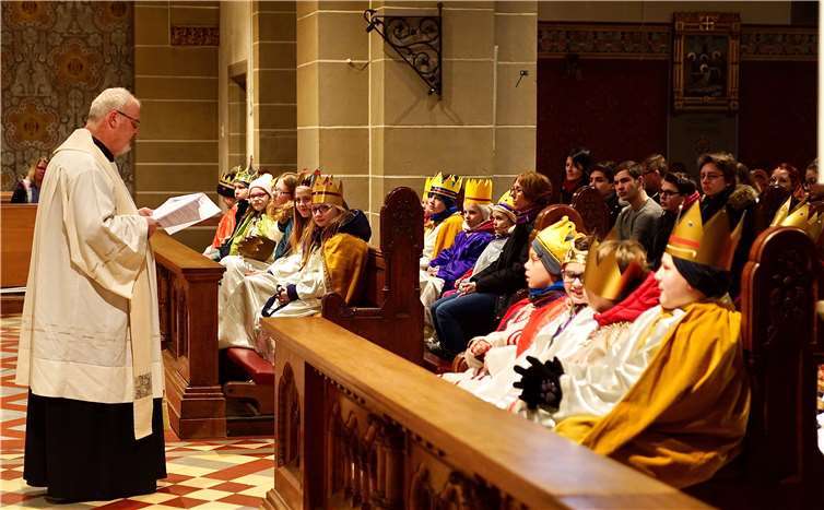 Aufmerksam lauschen die Kinder den Worten.