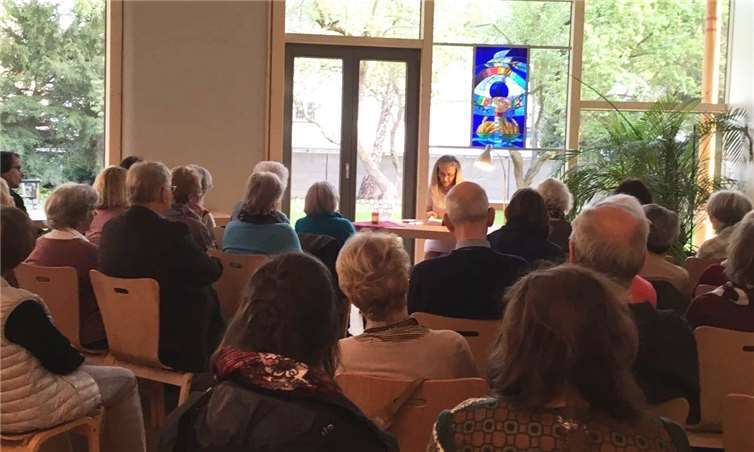 Aufmerksam lauschte das Publikum der Lebensgeschichte von Rita Schäfer. Privat