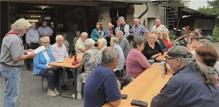 Aufmerksam lauschten die Besucher dem authentischen Bericht von Brudermeister Werner Geilen über den traditionellen Waldausflug.Fotos: FRE