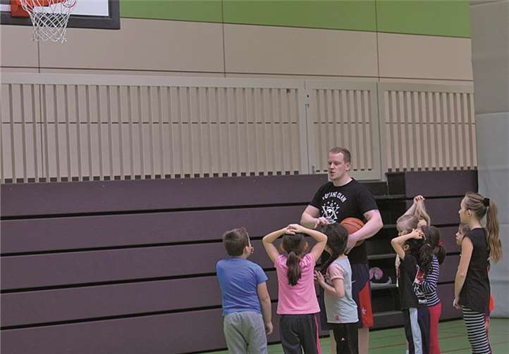 Aufmerksam lauschten die Jungsportler den Erklärungen von Patrick Neurath, Schulsozialarbeit des Diakonischen Werks in Neuwied. privat