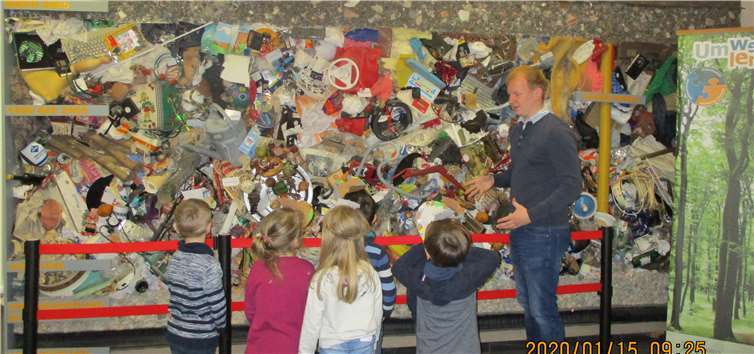 Aufmerksam lauschten die Kinder den Ausführungen zum Thema Müll. Foto: privat