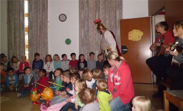 Aufmerksam lauschten die Kinder der Geschichte des St. Martin, die dieser höchst persönlich erzählte. privat