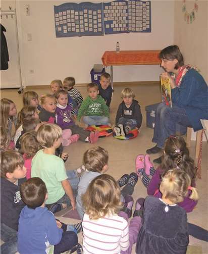 Aufmerksam lauschten die Kinder der Geschichte des kleinen Hasen.privat