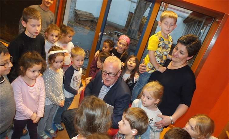 Aufmerksam lauschten die Kinder der von Fredi Winter mitgebrachten Weihnachtsgeschichte. privat