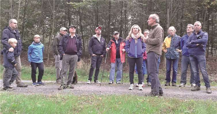 Aufmerksam lauschten die Naturfreunde den aufschlussreichen Worten von Herrn Hahn, Fachmann für gefährdete Fledermausarten sowie für Schwarzstörche, Rotmilane, Wildkatzen und Zugvögel.privat