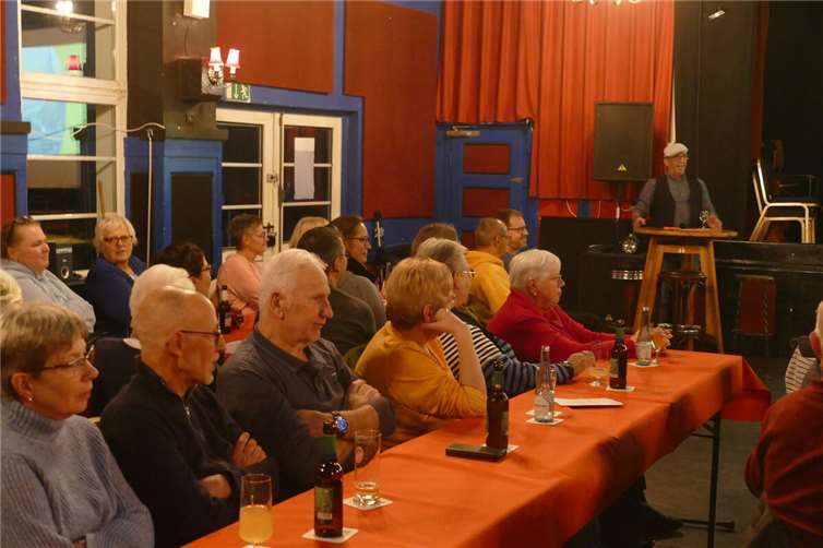 Aufmerksam lauschten die Remagener den Worten von Oli Schmitz über „Geschichten aus dem Dorf“. Foto: AB
