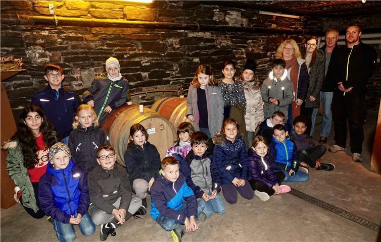 Aufmerksam lauschten die Schülerinnen und Schüler den Erklärungen des Winzers. Foto: KG