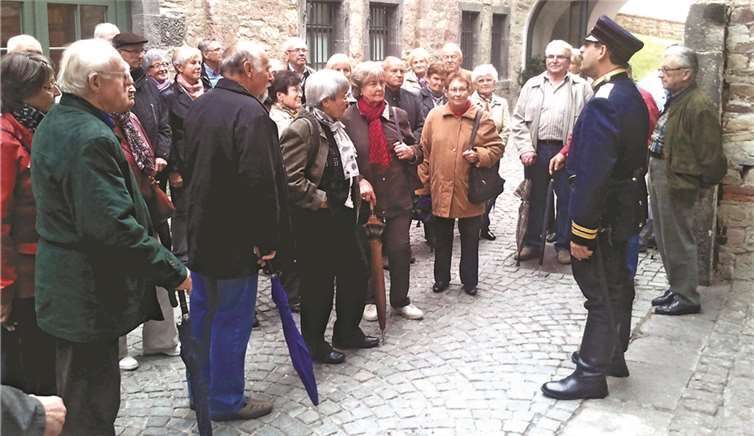 Aufmerksam lauschten die Senioren vor dem Arresthaus der Festung Ehrenbreitstein den Ausführungen des Festungskanoniers. SF