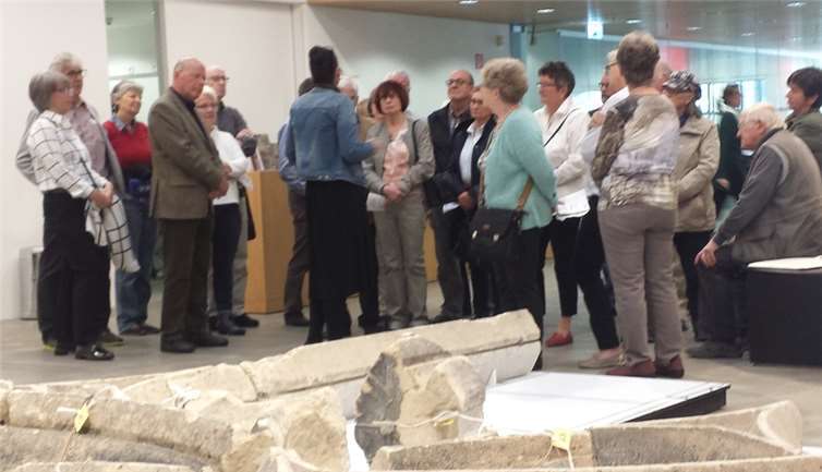 Aufmerksam lauschten die Teilnehmerinnen und Teilnehmer den Ausführungen zur Ausstellung „Die Zisterzienser – Das Europa der Klöster“. privat