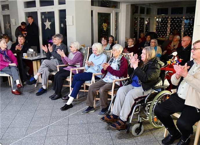Kleine Konzert-Tour mit berührenden Momente Aufmerksam lauschten die Zuhörer den Klängen.