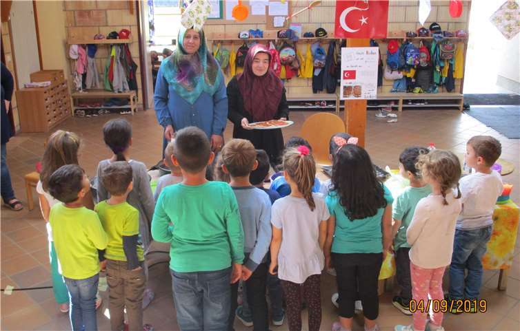 Aufmerksam und interessiert folgten die Kinder allen Zubereitungsanweisungen und lernten so etwas über die türkische Kultur. Foto: KiTa Storchennest