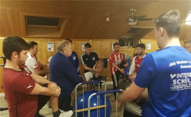 Aufmerksam und voller Konzentration waren die Spieler beim „Sondertraining“ im Gesundheitsclub Hoischen.  privat