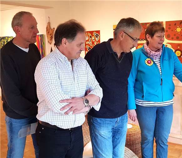 Aufmerksam verfolgen die CDU’ler den Ausführungen der Künstlerin. V. l.: CDU Vorsitzender Olaf Wulf, Wolfgang Bachem, Heinz Berhausen und Frau Sigrid Heller. Picasa