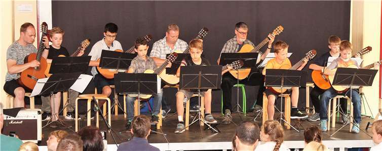 Aufmerksam verfolgen die Zuhörer die Darbietungen.privat