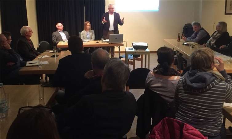 Aufmerksam verfolgen die Zuhörerinnen und Zuhörer die Ausführungen von Landrat Achim Hallerbach (stehend) und der Landtagsabgeordneten Ellen Demuth. Foto: privat