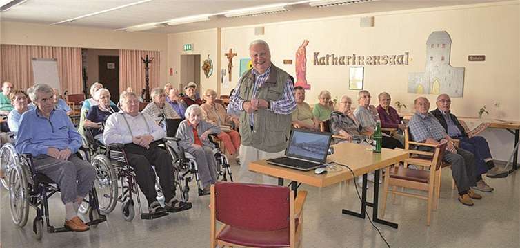 Aufmerksam verfolgten die Heimbewohner die Bilderschau des Heimatvereins „Alt-Ahrweiler“. privat
