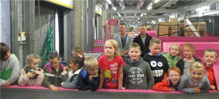 Aufmerksam verfolgten die Kinder den Weg ihres Pakets auf dem Förderband. privat