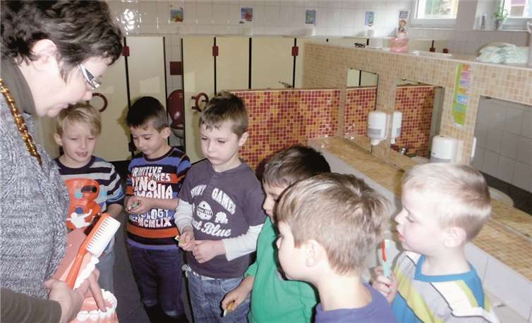 Aufmerksam verfolgten die Kinder die Ausführungen der Zahnärztin.privat