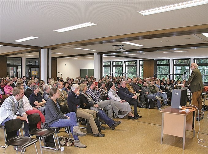 Aufmerksam verfolgten die Kollegien der Ursulinenschule die teilweise von rheinischem Humor getragenen Vorträge. privat