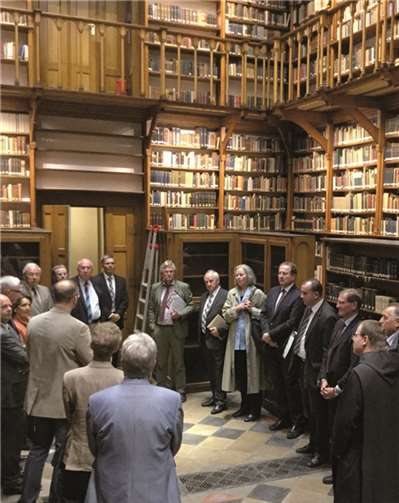 Aufmerksam verfolgten die Kuratoriumsmitglieder den Ausführungen von Architekt und dem für alle Laacher Bauvorhaben zuständigen Dipl. Ing. H.J. Scheer zu den Renovierungsmaßnahmen der Jesuiten-Bibliothek. Hau