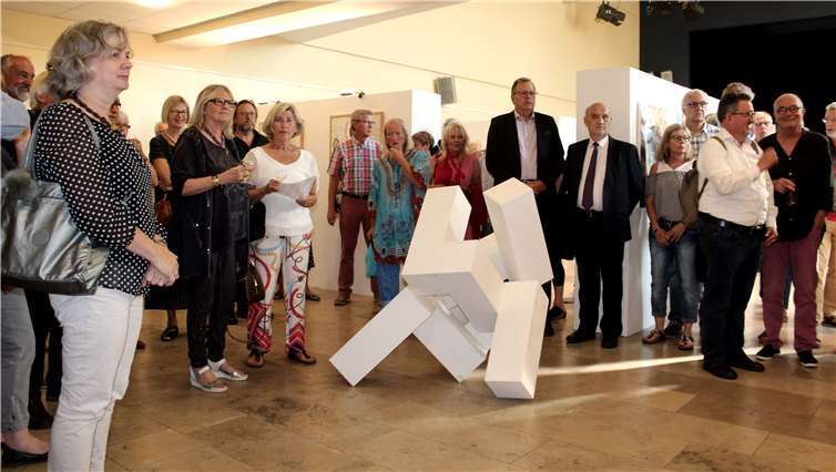 Aufmerksam verfolgten die Vernissage-Gästedie Ausführungen von Museumsdirektor Bernd Willscheid.