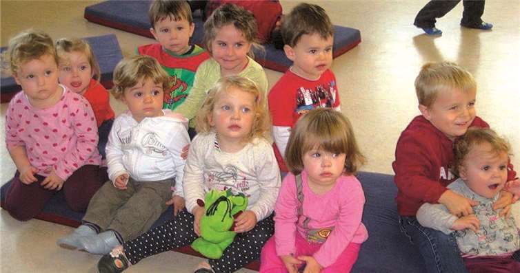 Aufmerksam zu hörten die Kinder des Familienzentrums zu, als ihnen Frau Schöninger ihre Geschichten vorlas. privat