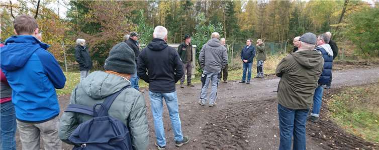 Aufmerksame Besucher bei den fachlichen Ausführungen von Förster Eckhard Niebisch.Foto: SPD