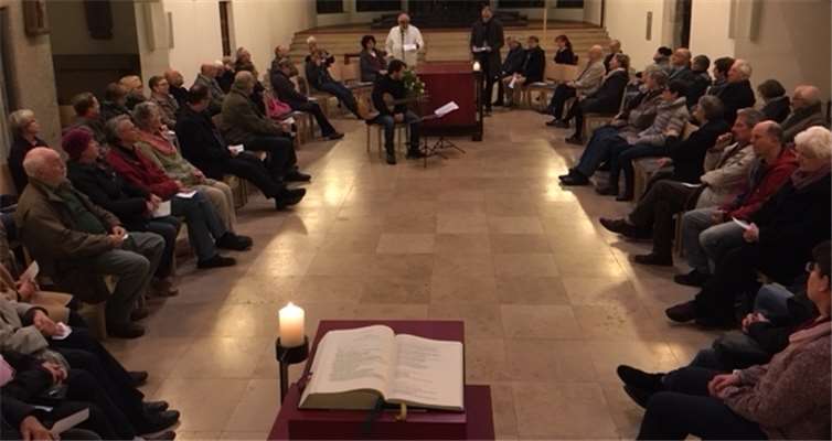 Aufmerksame Besucher beim diesjährigen Gottesdienst in der City-Kirche.Toni Zimmermann