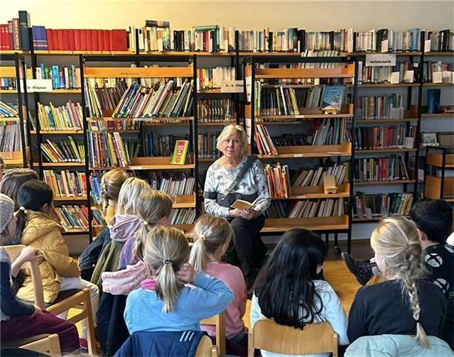 Aufmerksame Zuhörer: Die Kinder der zweiten Klassen der KGS Pech beim Vorlesevormittag in der Pecher Bücherei.  Foto: W. Alberti